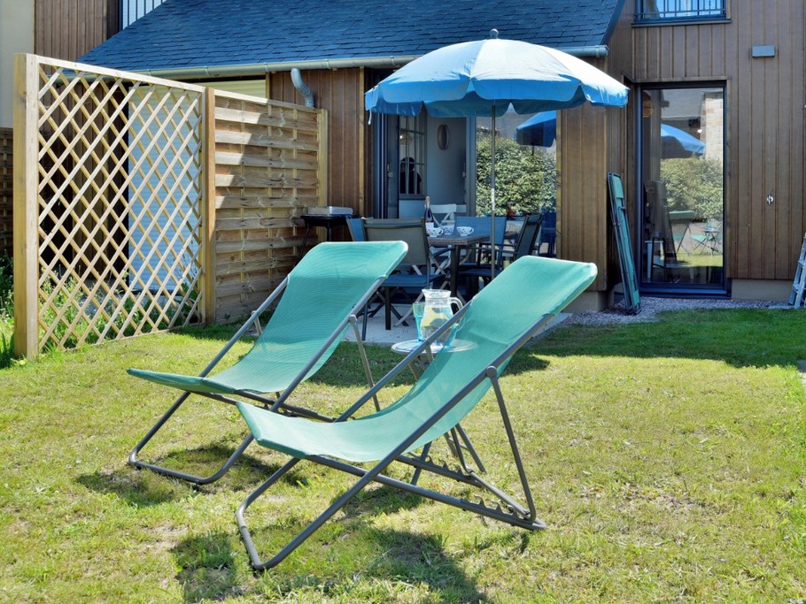 Jardin privé de 70m² accessible depuis le séjour. Terrasse, salon de jardin, parasol, 4 transats et grill électrique.