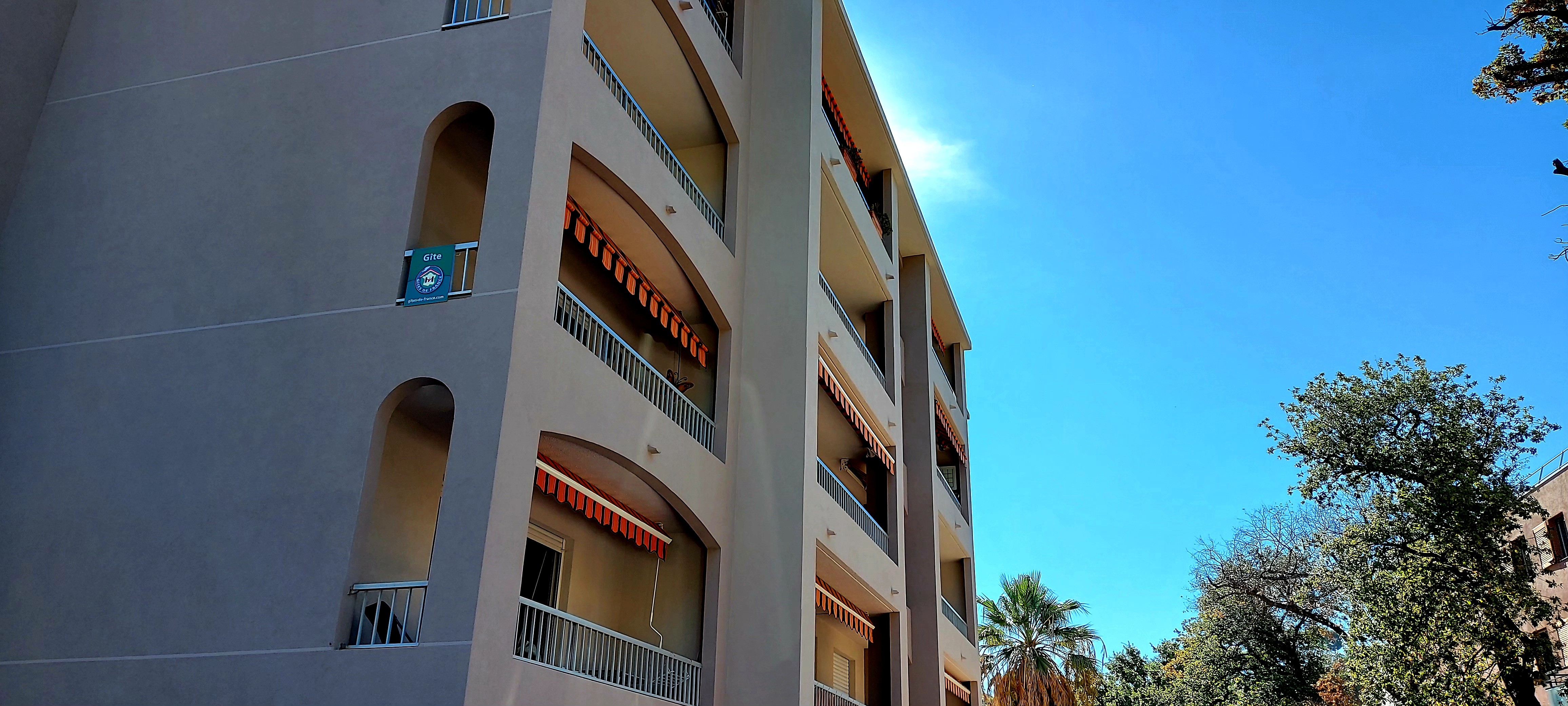 AU 2EME ETAGE AVEC ASCENSEUR. BALCON SUD ET CUISINE A L OUEST