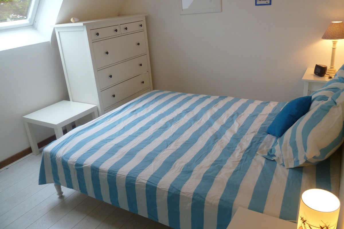 chambre lit 160 ou 2 lits 80 et armoire penderie à l'étage