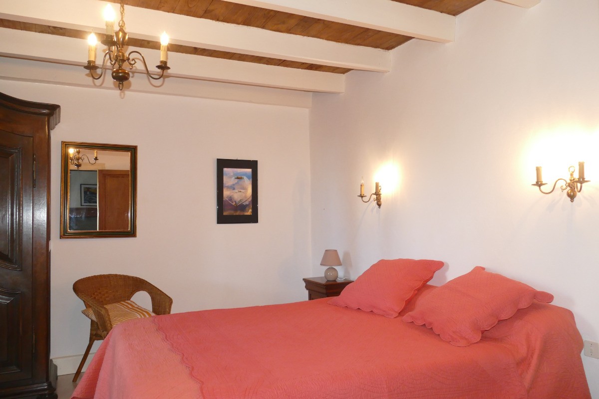 La chambre au rez de chaussée, couchage pour 2 personnes.On yentredepuis la salle à manger.