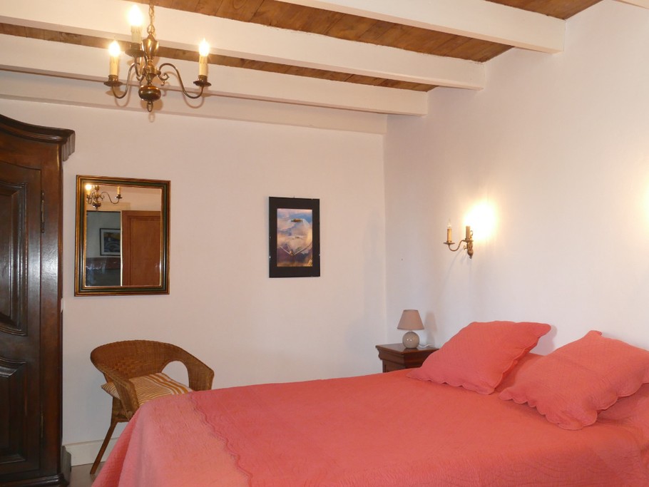 La chambre au rez de chaussée, couchage pour 2 personnes.On yentredepuis la salle à manger.