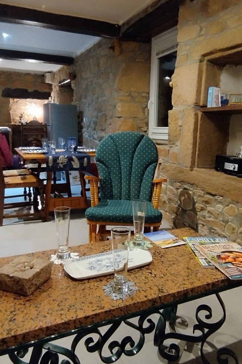 Depuis le canapé (convertible, pour 2 couchages supplémentaires) et la table basse en granit local