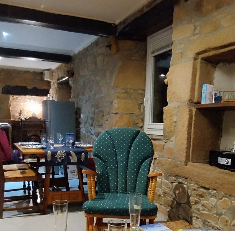 Depuis le canapé (convertible, pour 2 couchages supplémentaires) et la table basse en granit local