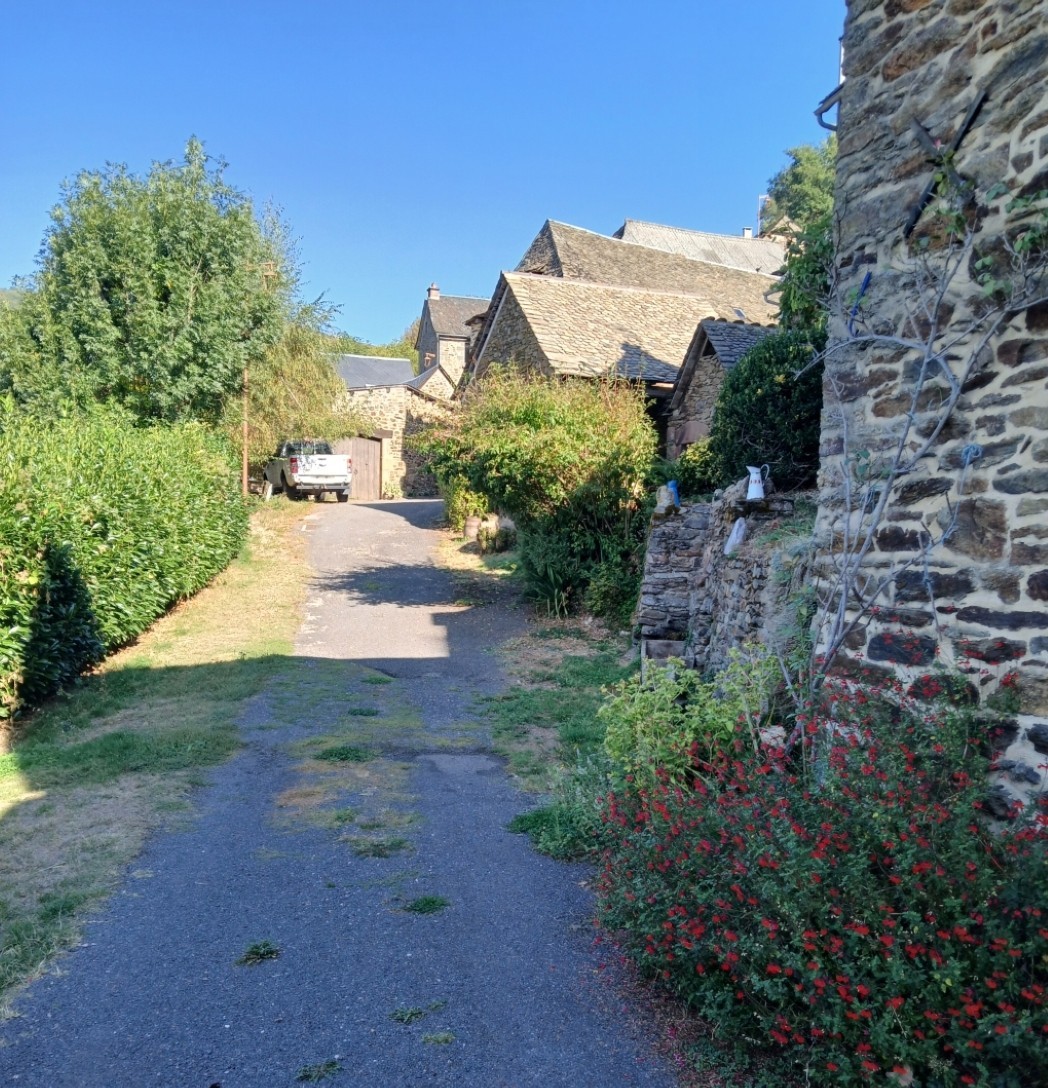 Stationnement  et entrée côté rue