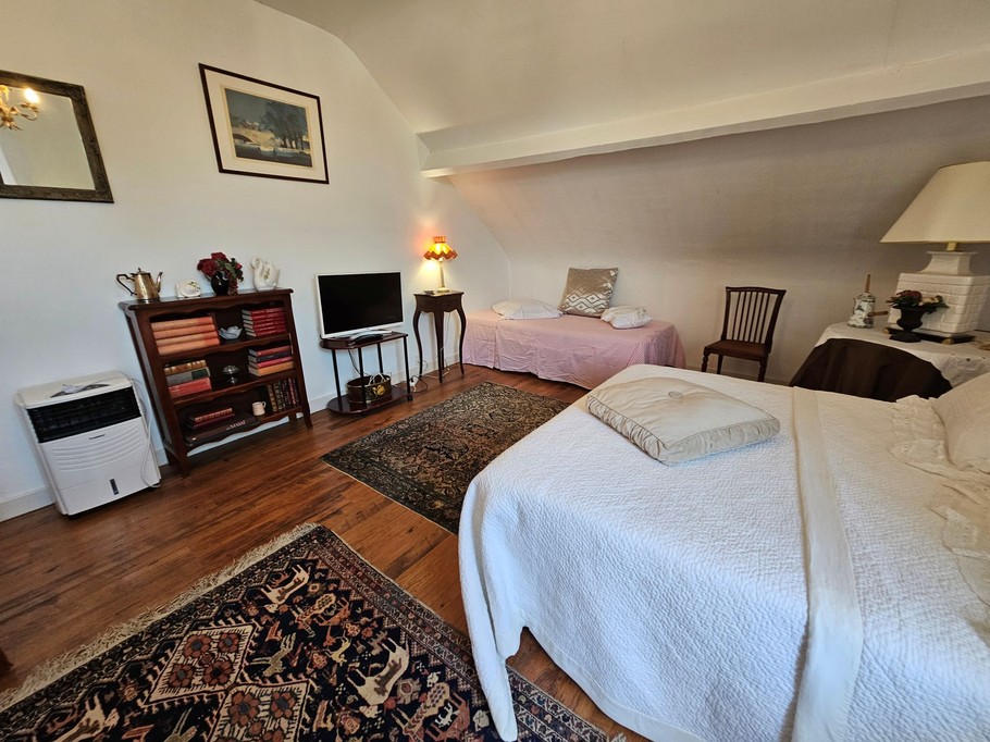 Chambre "Blois" avec télévision, pour 3 personnes avec un enfant de moins de 12 ans au 1er étage, près de Blois