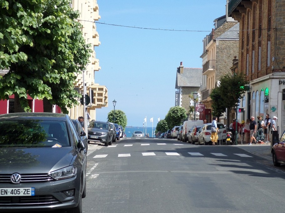 Dinard arrivée plage de l'écluse, commerces