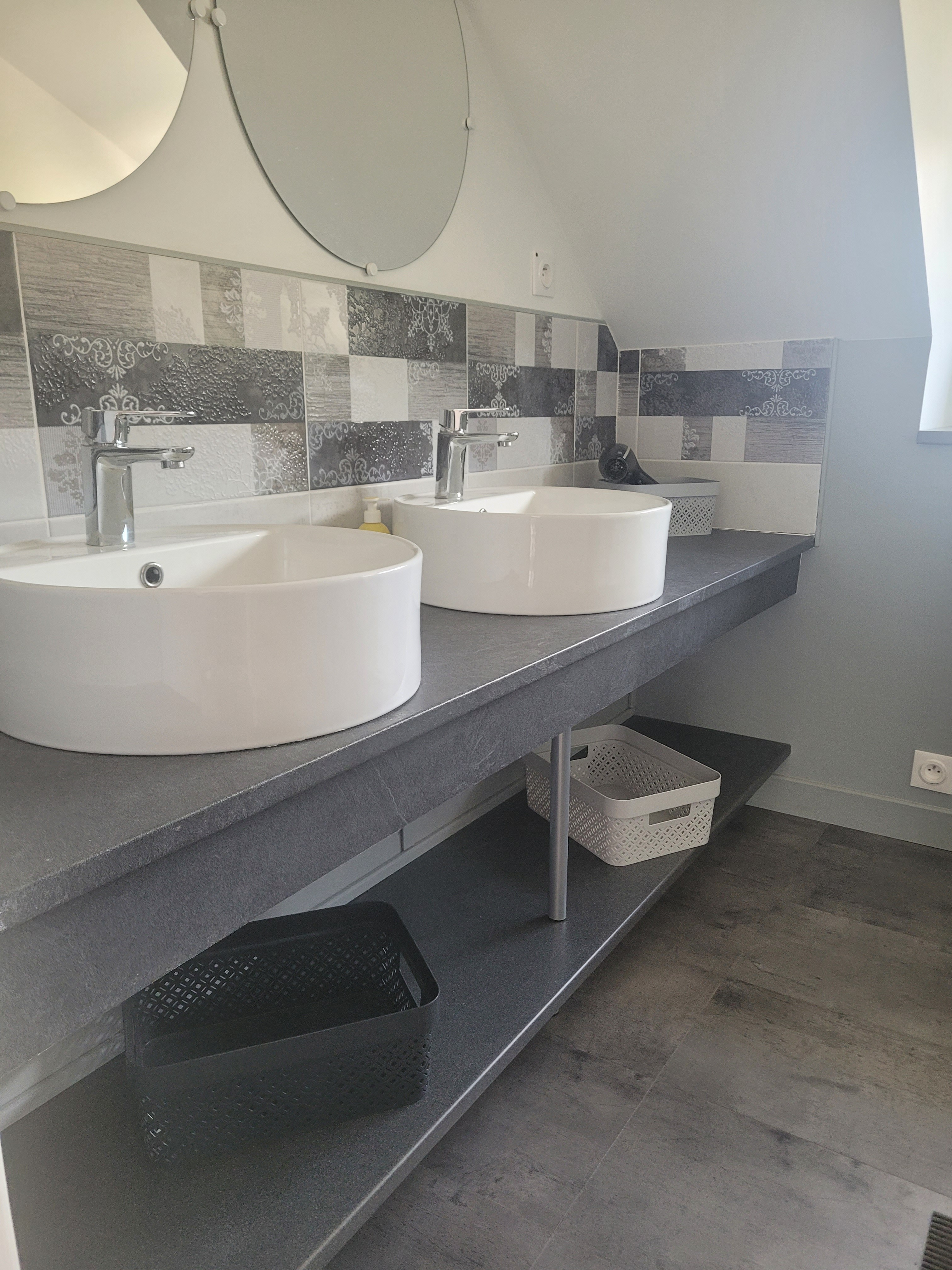 Holiday home, Plouha, upstairs bathroom with shower, toilet and double washbasins