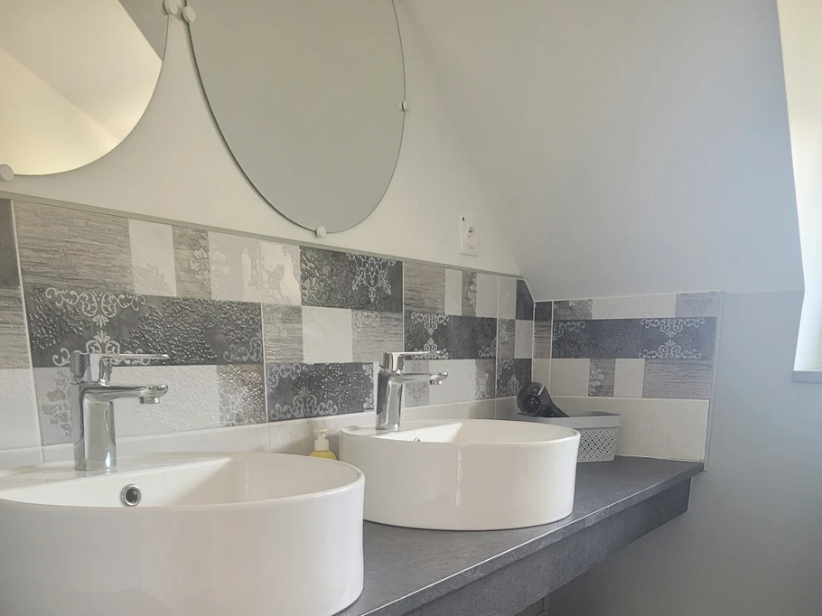 Holiday home, Plouha, upstairs bathroom with shower, toilet and double washbasins