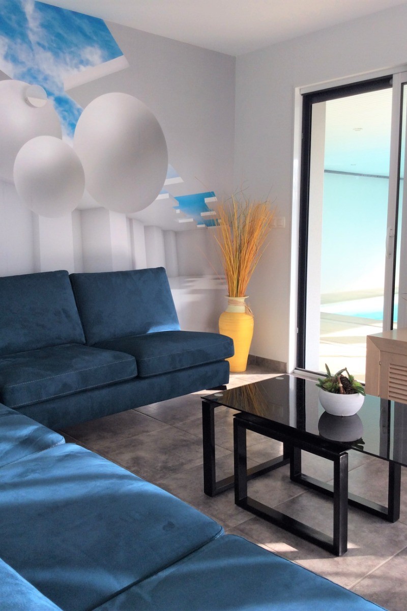 Salon avec vue sur la piscine intérieure privée