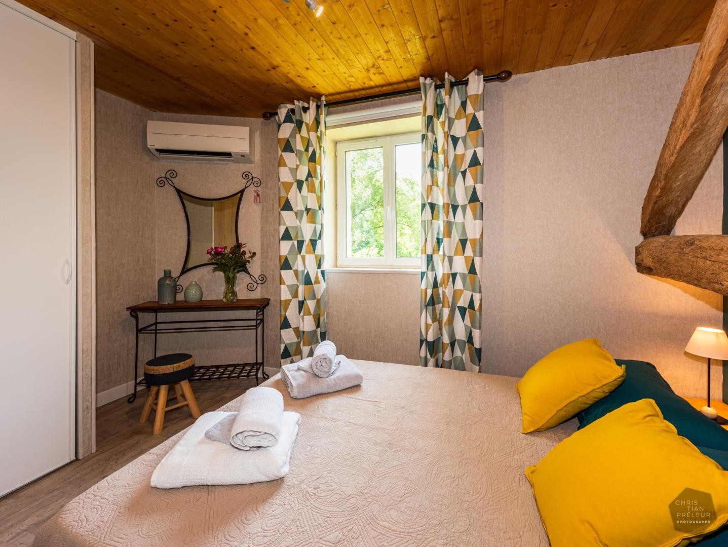 Chambre 3 - la coiffeuse, le dressing et la vue sur les bois et l'étang