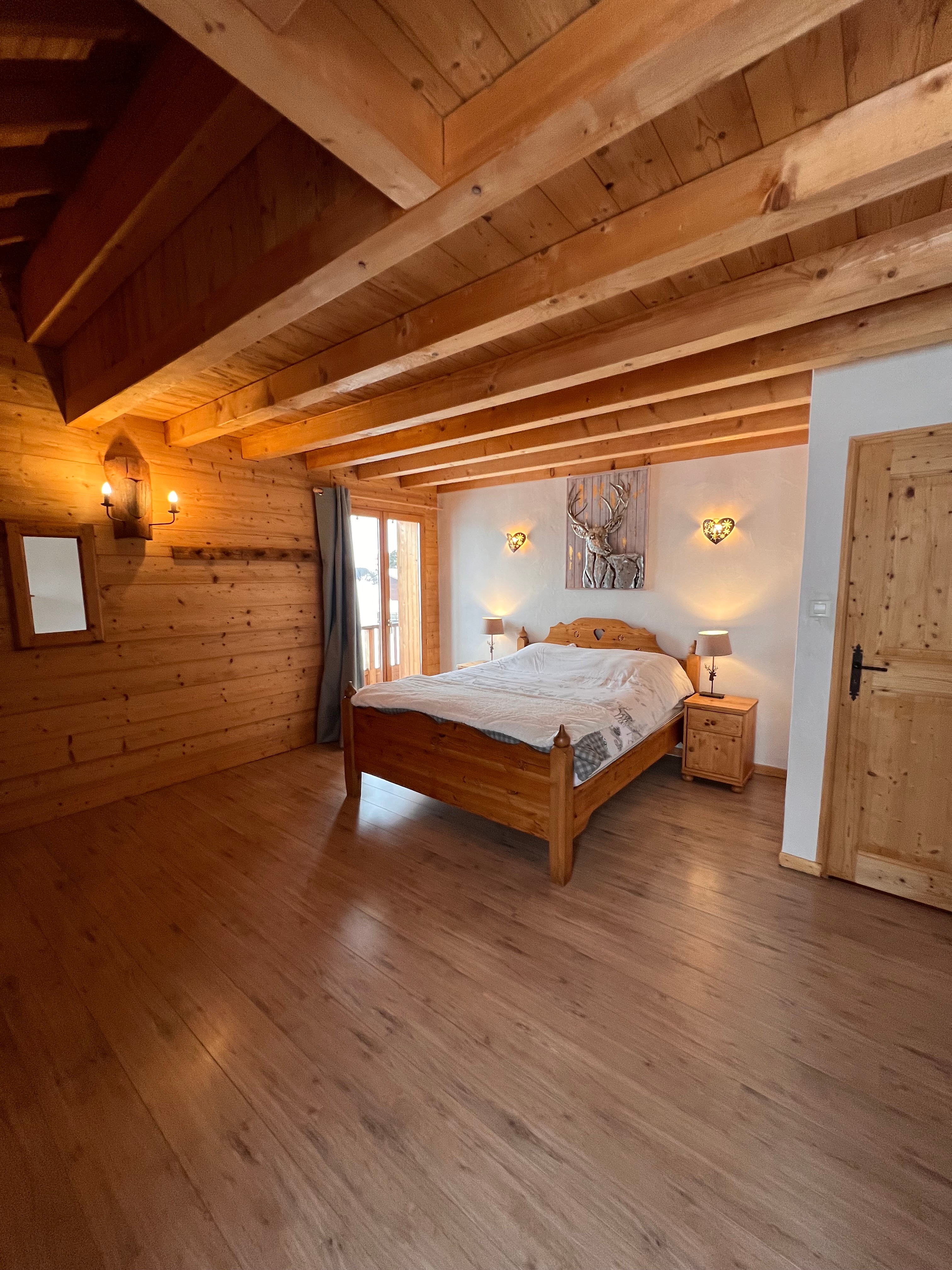 Chambre n°4 spacieuse équipée d’un lit de 160x200 cm, avec une armoire. accès direct au balcon avec vue imprenable sur les montagnes et les pistes de ski.