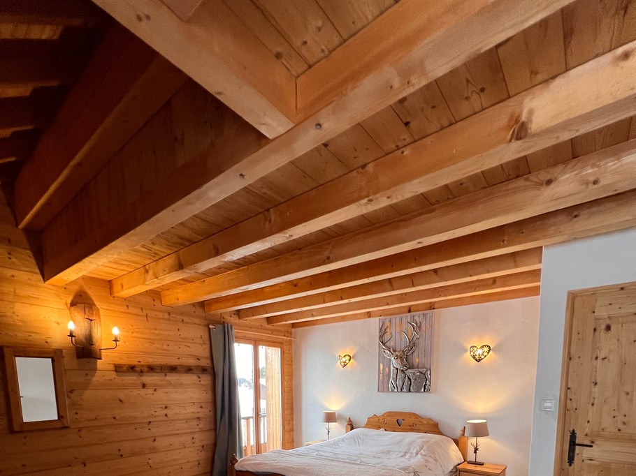 Chambre n°4 spacieuse équipée d’un lit de 160x200 cm, avec une armoire. accès direct au balcon avec vue imprenable sur les montagnes et les pistes de ski.