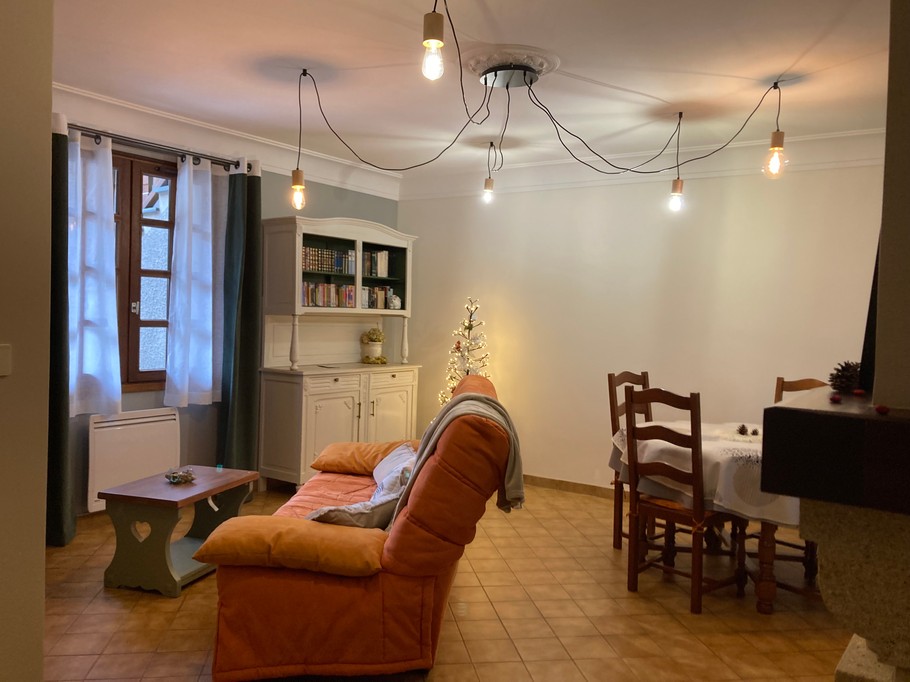 Espace de vie en période de noël avec éclairage par araignée lumière froide et chaude