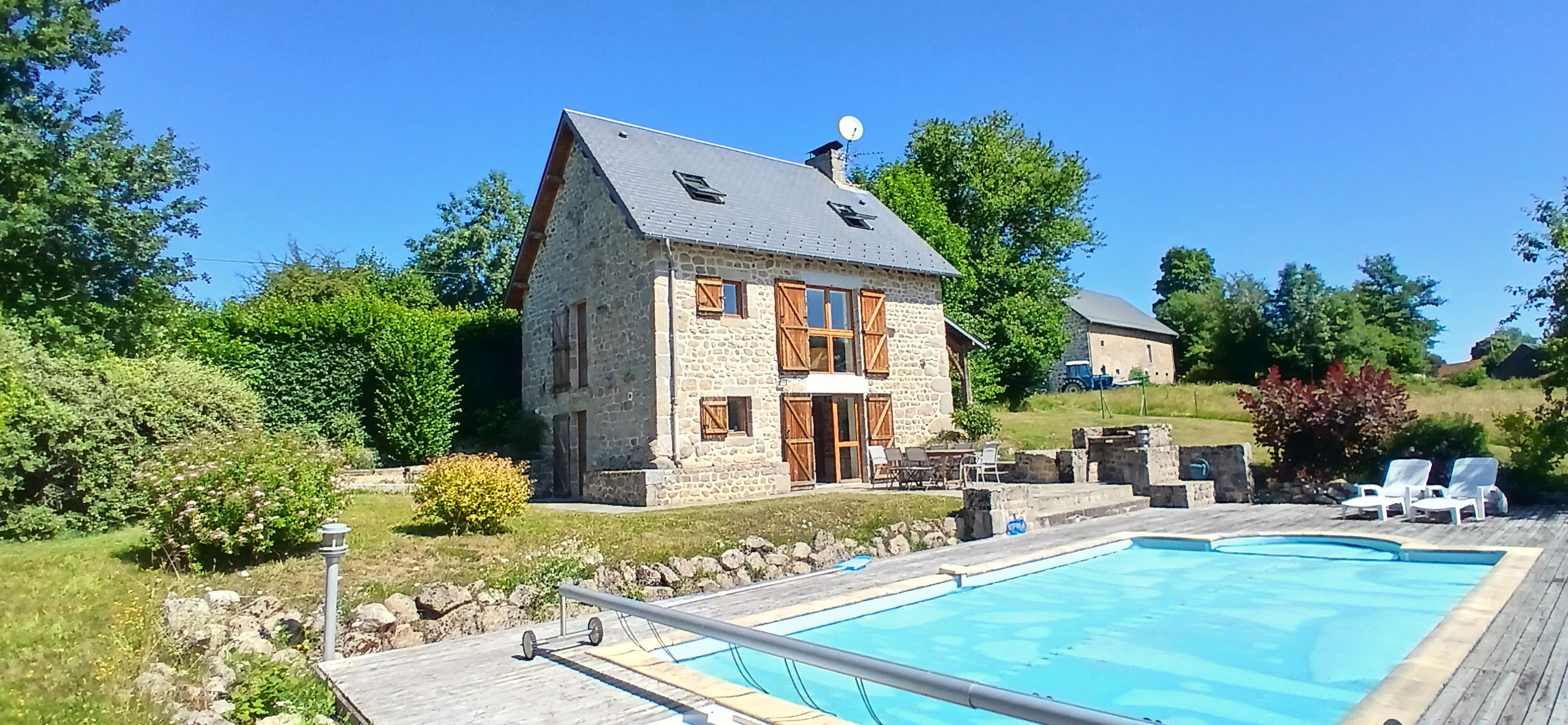 Gîte La Fourniale avec piscine à Flayat en Creuse limite Auvergne et Limousin