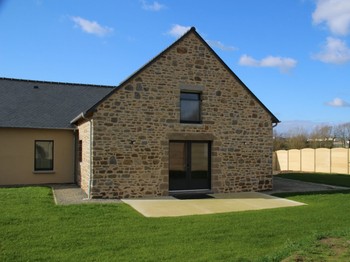 Le gîte, restauré dans un ancien corps de ferme. 
Extérieurs et barbecue.