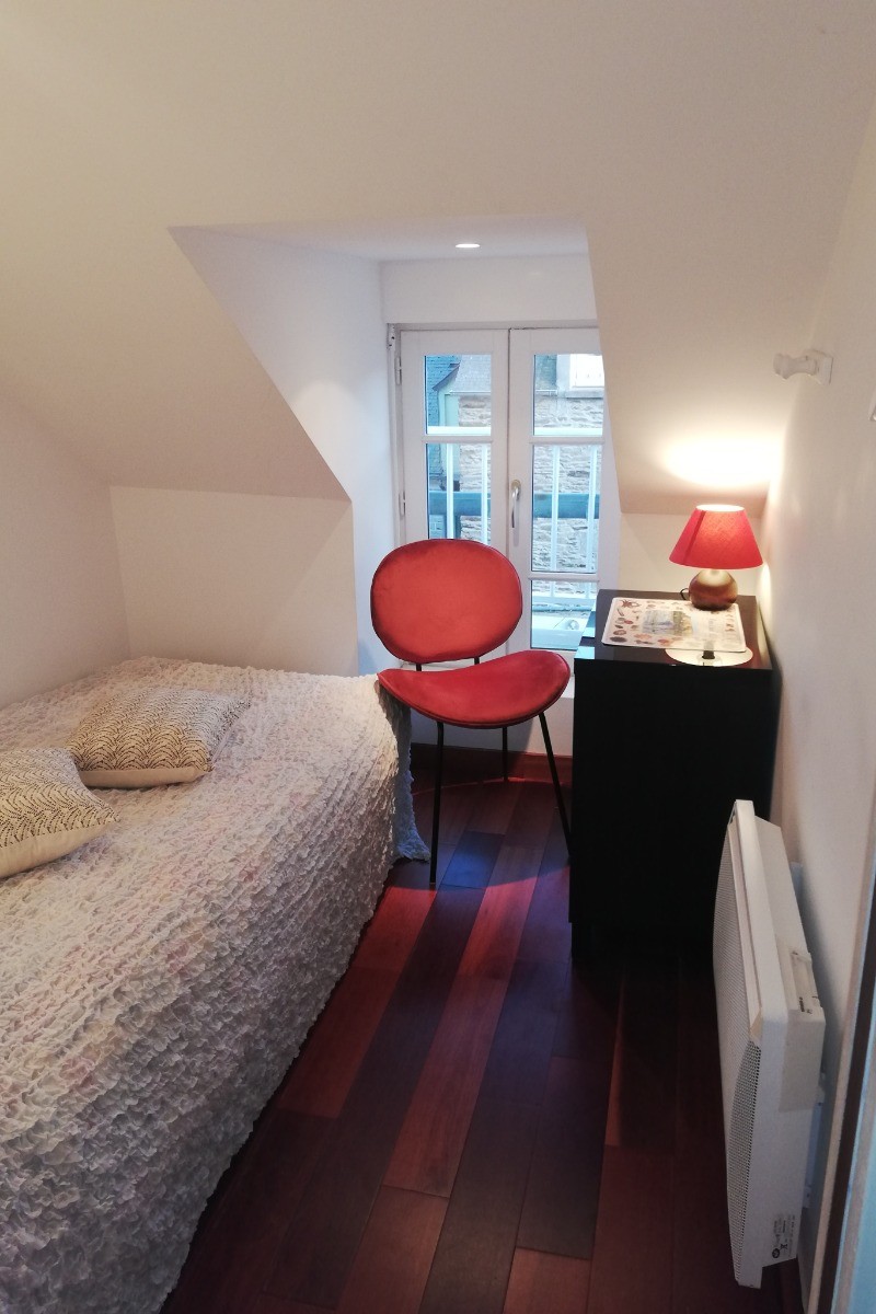 Chambre au 2ème étage pour 1 personne (lit 90x190).