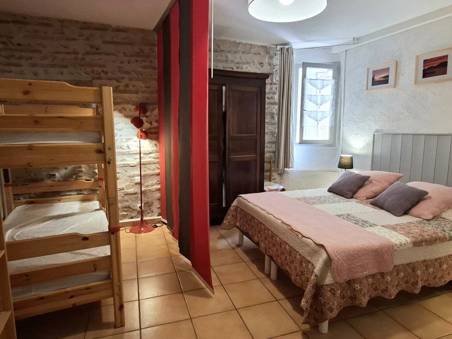 Chambre avec cloison japonaise tirée