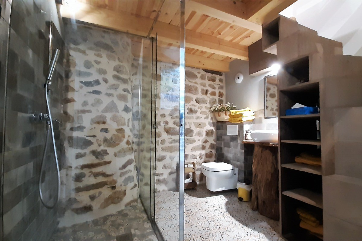 Appartement Joubarbe au 2ème et dernier étage de la maison, appartement entièrement meublé, sanitaires privatifs, chambre et mezzanine (3 couchages).