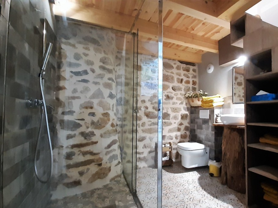Appartement Joubarbe au 2ème et dernier étage de la maison, appartement entièrement meublé, sanitaires privatifs, chambre et mezzanine (3 couchages).