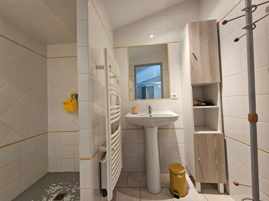 salle d'eau avec douche à l'italienne. WC indépendant