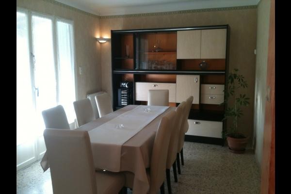 Salle à manger donnant sur le jardin