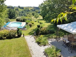 Vue de l'espace jardin depuis le 1er avec le coin repas à droite