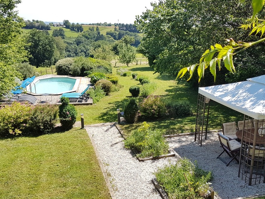 Vue de l'espace jardin depuis le 1er avec le coin repas à droite