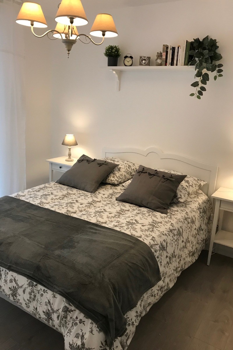 Chambre coquette avec TV ouverte sur la terrasse