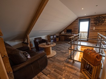 Petit salon mezanine avec bureau