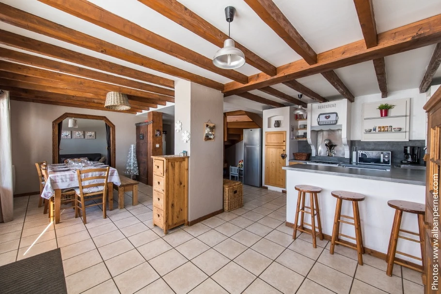 Le Fleur de Neige, gîte dans station familiale en Savoie - Albiez Montrond - séjour et cuisine