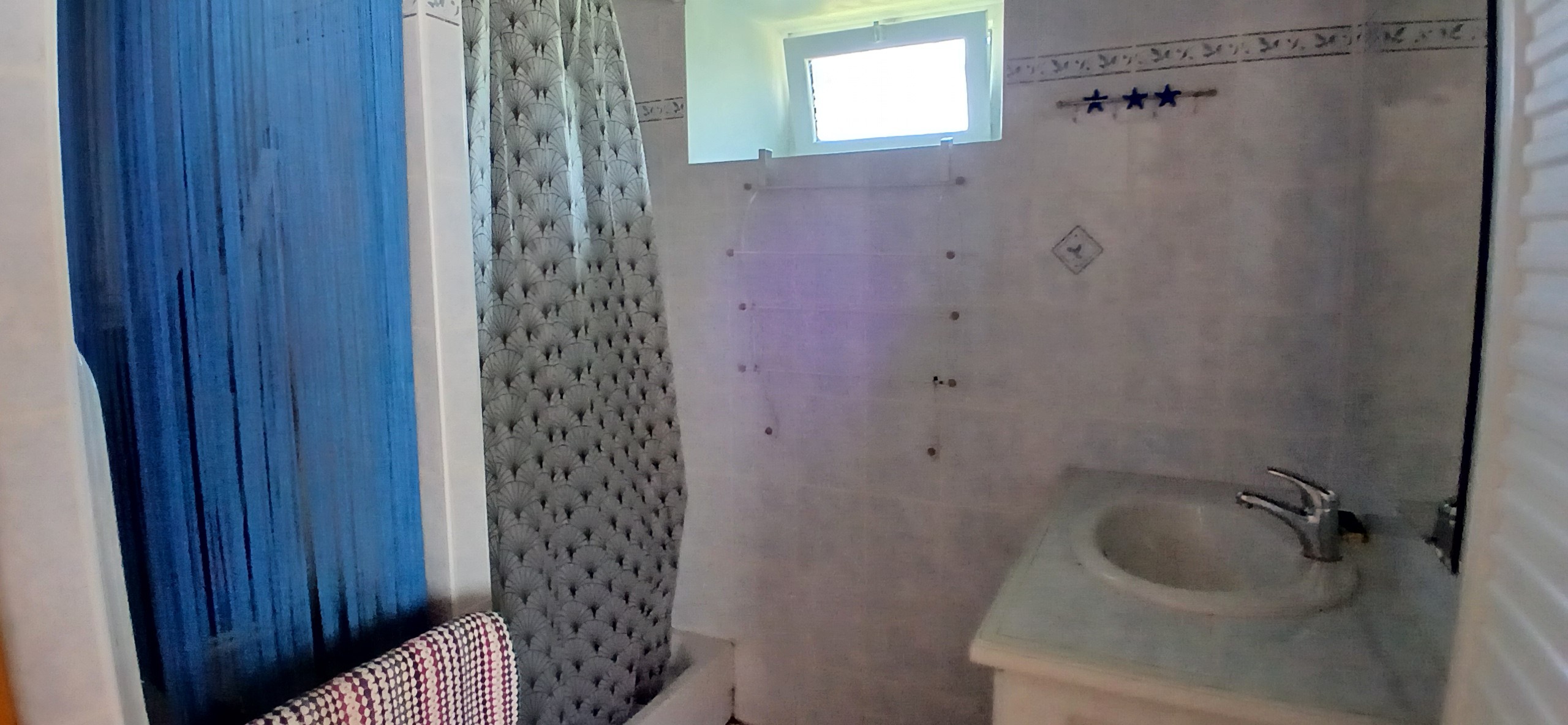 "Chez Julie" holiday cottage in Hautefage, Corrèze: The bathroom