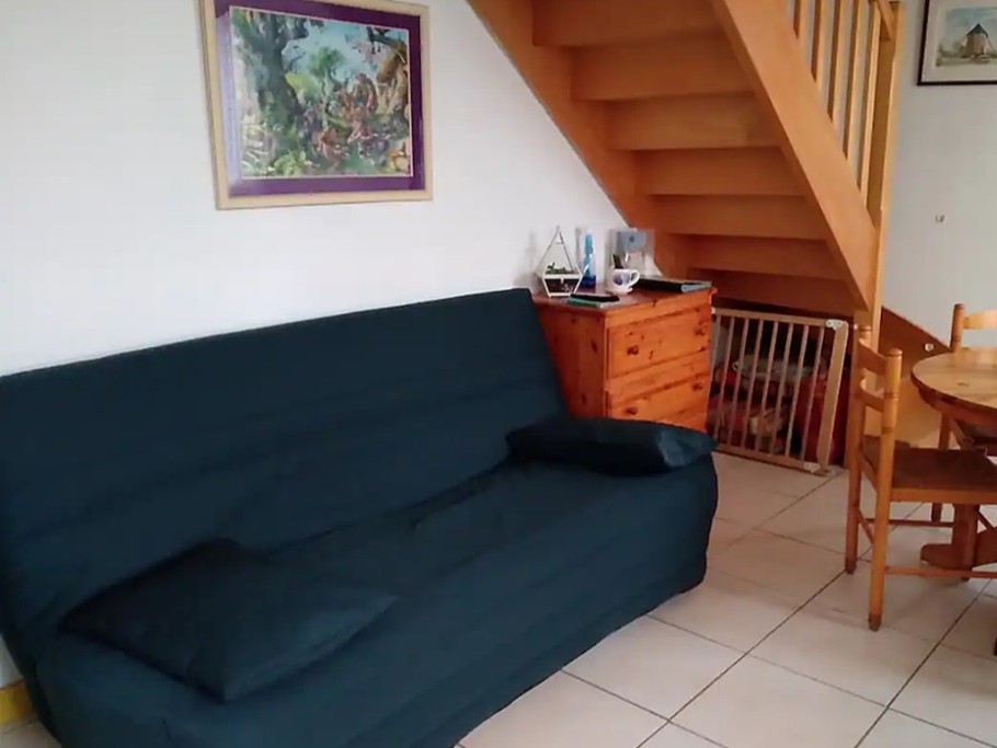 Pièce de vie en rez-de-jardin avec coin séjour, coin salon avec TV et Wifi et coin cuisine. Canapé convertible pour 1 personne.