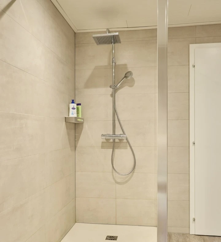 Douche de grande dimension, salle d'eau avec wc 1er étage - Gîte Escapade Vosgienne Celles-sur-Plaine, Vosges