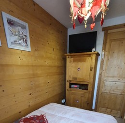 Chambre Tv et rangement