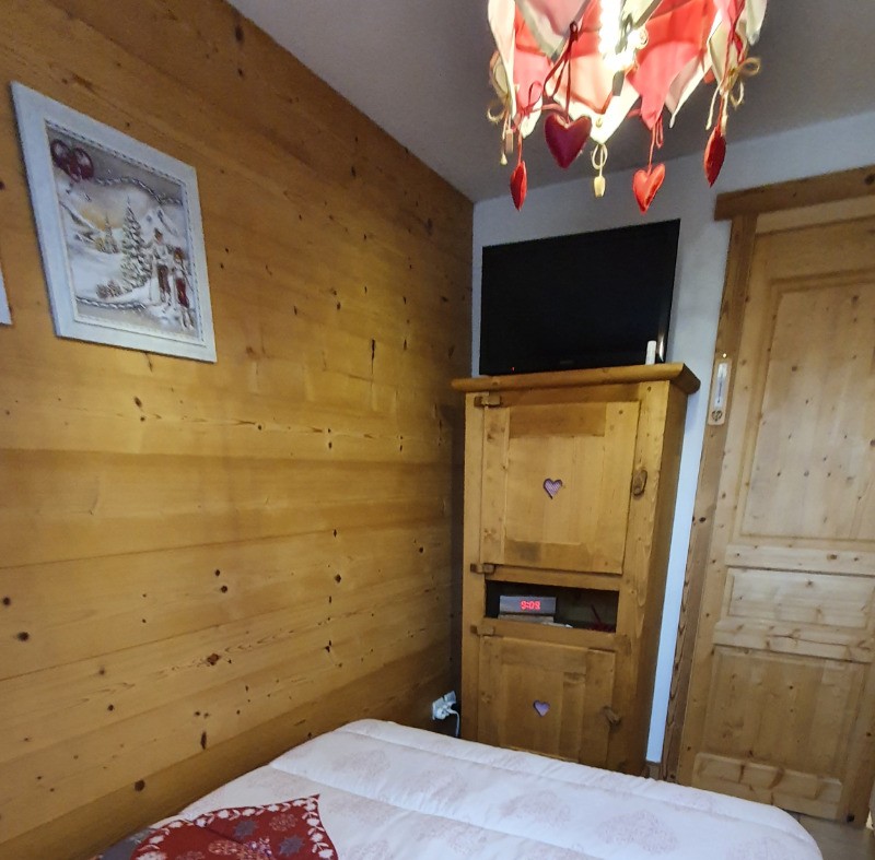 Chambre Tv et rangement