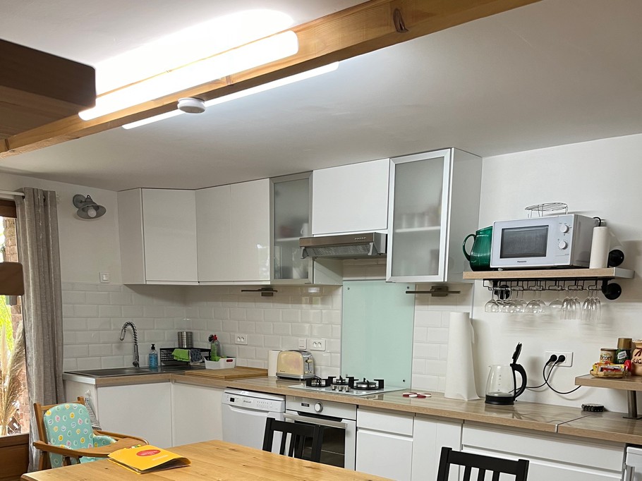 Cuisine avec chaise enfant