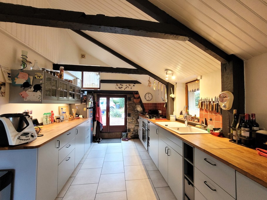 Cuisine où vous pourrez discuter avec Evelyne au fourneau pour le petit déjeuner ou la table d'hôtes, stocker quelques réserves au réfrigérateur, vous faire réchauffer un repas, etc.