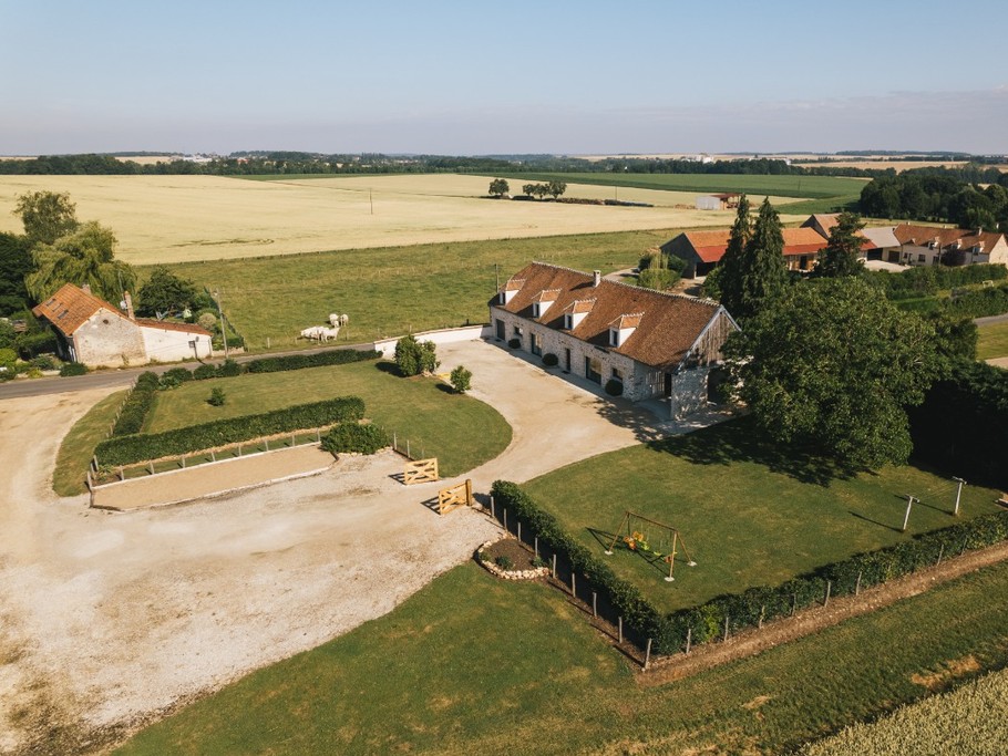 Vue aérienne du Gite entre terres et vignes à Châtillon sur Morin