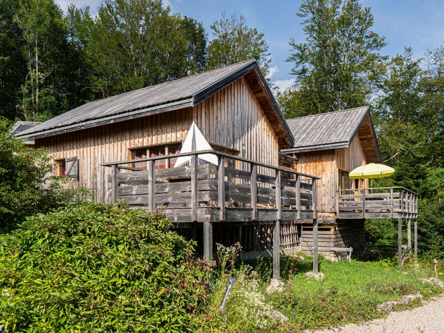 Chalets jumelés vue du jardin au mois d'août