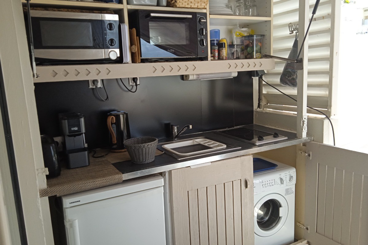 Kitchenette tout équipé et un  Espace pour se restaurer (équipé d'une table et de chaises)