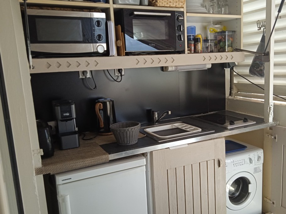 Kitchenette tout équipé et un Espace pour se restaurer (équipé d'une table et de chaises)