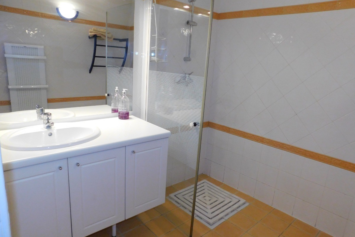 Grande salle d'eau douche italienne