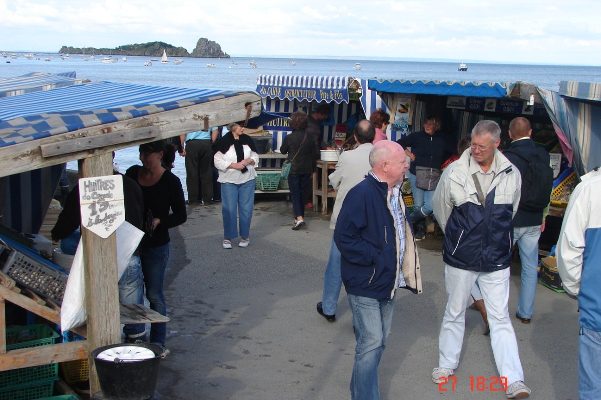 Marché aux huîtres sur le port de La Houle de Cancale.