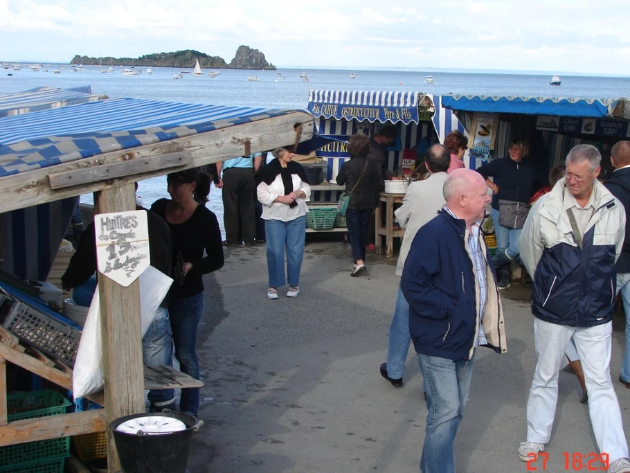 Marché aux huîtres sur le port de La Houle de Cancale.