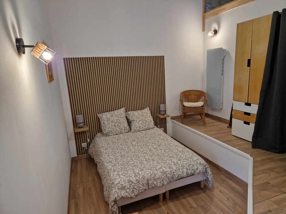 Chambre 2 très spacieuse avec mezzanine qui offre un espace pour les enfants - Gite des Vignes