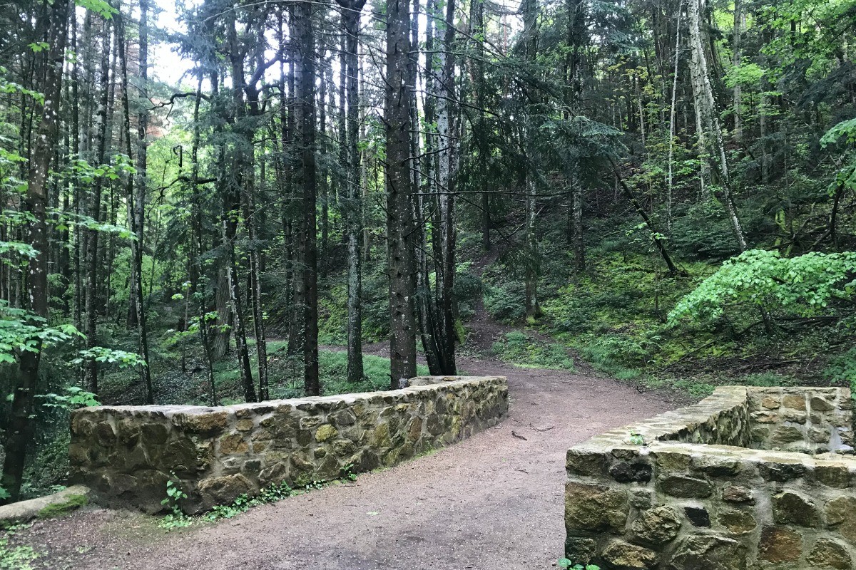 Gite Les Châtaignes - Volvic - Puy de Dome - Balade à pied depuis le gîte, pont de pierre, cascades, forêt