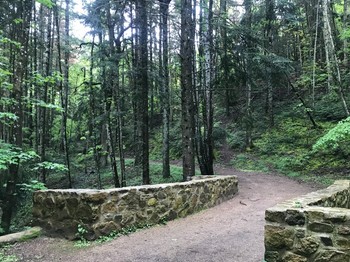 Gite Les Châtaignes - Volvic - Puy de Dome - Balade à pied depuis le gîte, pont de pierre, cascades, forêt