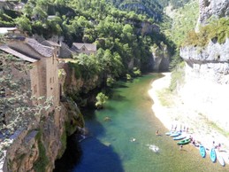 Accès à la rivière Profitez d'un accès rapide à la rivière du Tarn pour la baignade, le canoë