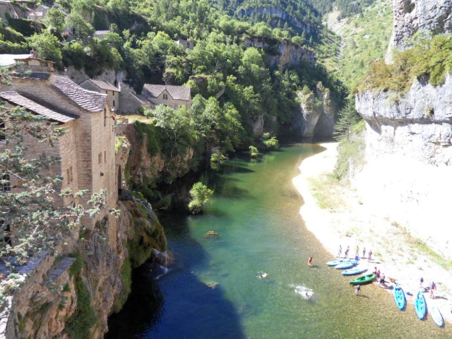 Accès à la rivière Profitez d'un accès rapide à la rivière du Tarn pour la baignade, le canoë