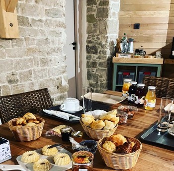 Petit déjeuner sucré/salé - L'Hôtel Enfoncée Chambres et Table d'hôtes Le Val d'Ajol